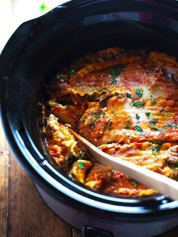 Super Easy Skinny Veggie Crockpot Lasagna - a handful of simple ingredients for a healthy family dinner. | https://smart-slim.today